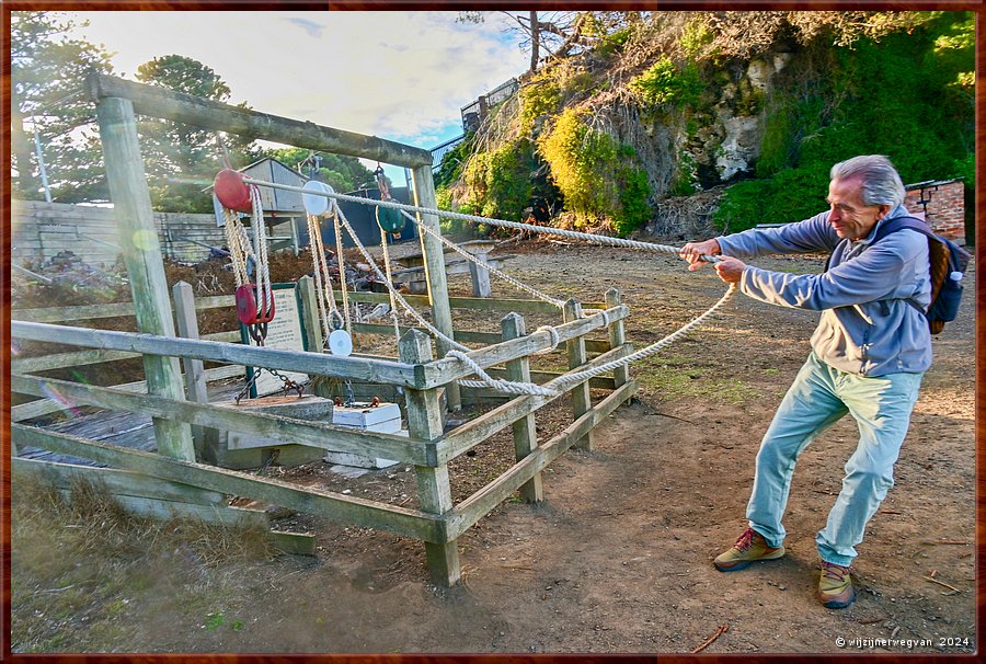 

Warrnambool
Flagstaff Hill Maritime Village
'The Lifting Frame'
Zo was men in staat zware zeilen aan boord te krijgen  -  97/110