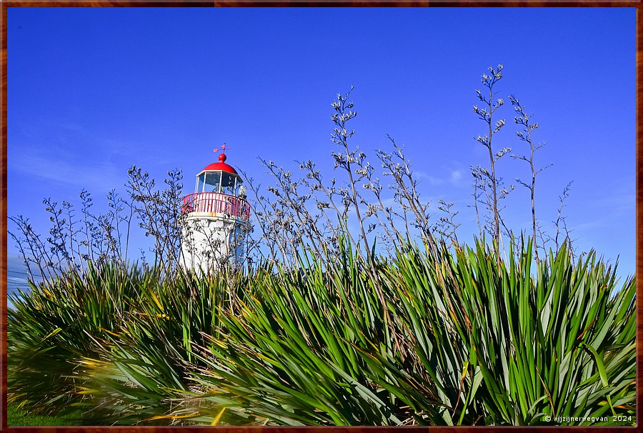 

Warrnambool
Flagstaff Hill Maritime Village
'The Lighthouse'
De twee vuurtorens op deze heuvel werken nog. 
Beide lichten moeten in een rechte lijn staan om de scheepskoers aan te geven  -  106/110