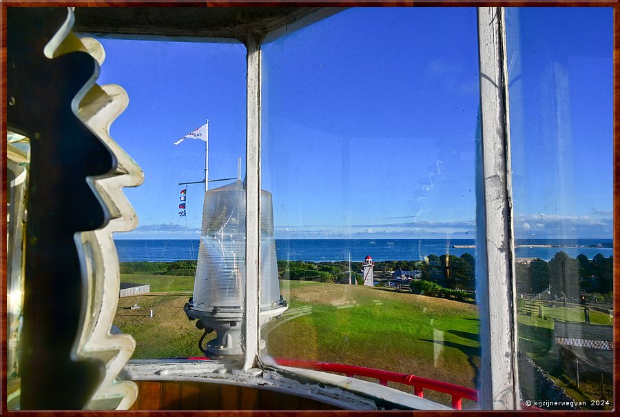 

Warrnambool
Flagstaff Hill Maritime Village
'The Lighthouse'
Zicht op tweede vuurtoren vanuit de eerste vuurtoren.  -  108/110