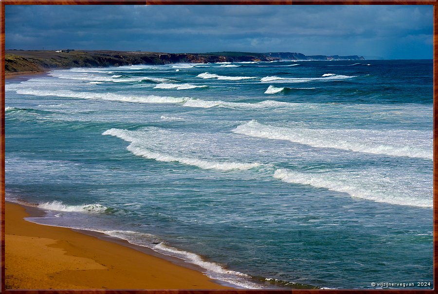 

Warrnambool
Logans Beach
Whale Watching Platform
Walvissen komen in de winter vanaf Antarctica hierheen om te kalven.  -  2/36