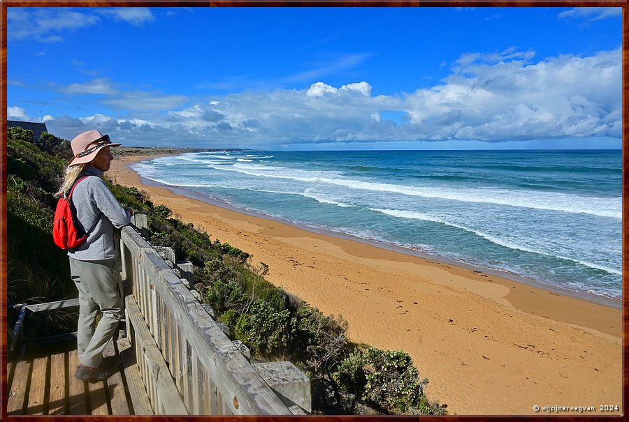 

Warrnambool
Logans Beach
Whale Watching Platform
Het is nog enkele weken te vroeg, maar je weet het maar niet ...  -  4/36