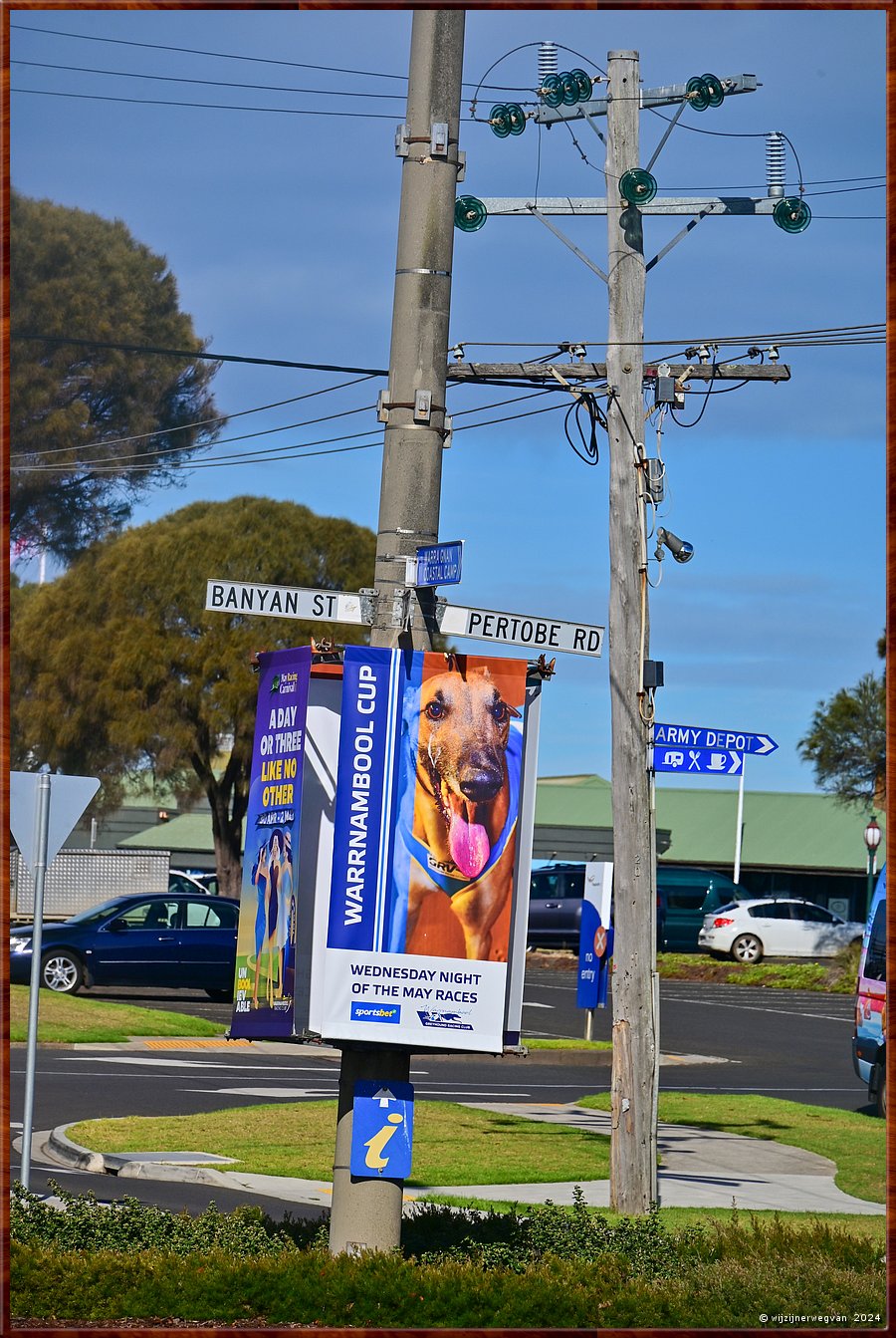 

Warrnambool, Banyan street
Australi is n van de zeven landen waar greyhound races worden gehouden.  
Het zijn niet zozeer de rennende windhonden, maar vooral het gok element wat hier de hoofdrol speelt.  -  6/36