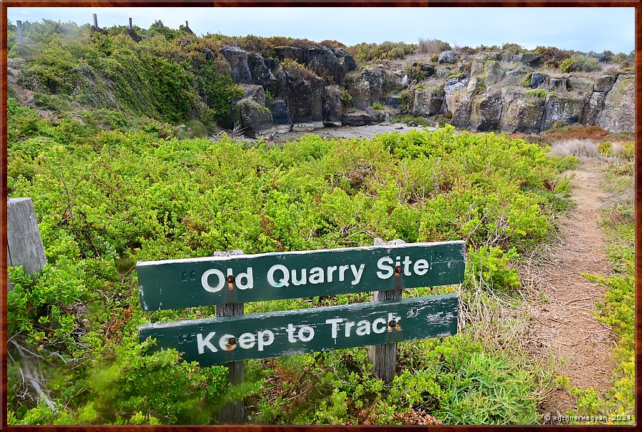 

Port Fairy
Griffiths Island
'Old Quarry Site' 
Uit deze groeve komt de bluestone van de verderop gelegen vuurtoren  -  23/40