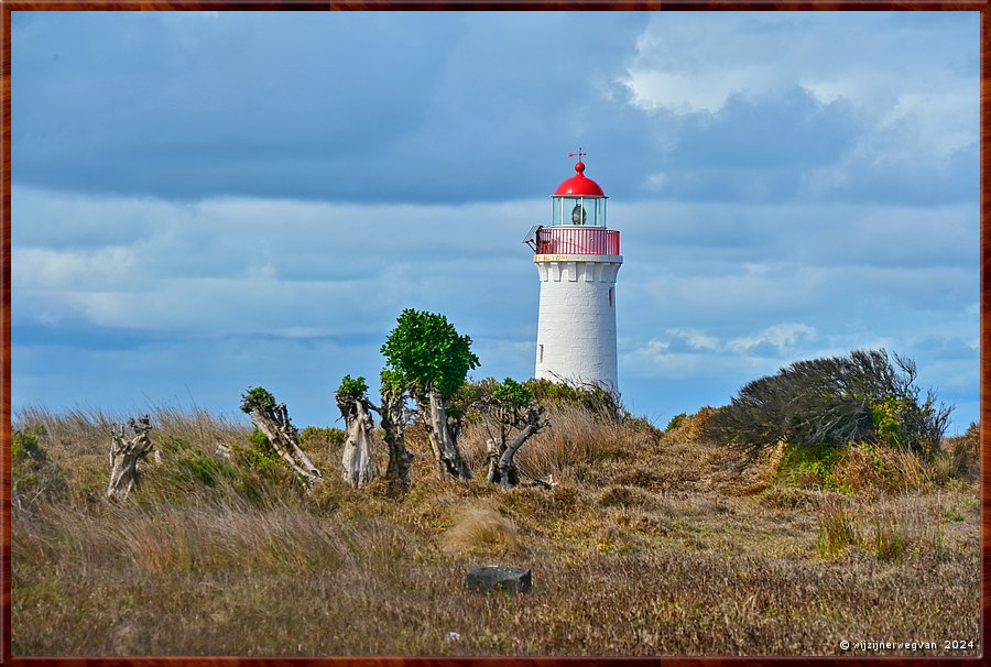 

Port Fairy
Griffiths Island
De vuurtoren is nog steeds in werking, al veranderde de manier waarop voortdurend - 
van plantaardige olie, kerosine, gas en wind naar zonne-energie  -  29/40