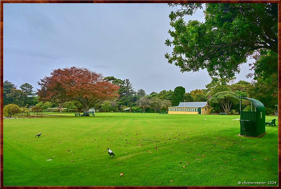 

Portland
Portland Botanical Gardens
Croquet Lawns
Het idee is om een aantal ballen met houten hamers door hoepels te slaan 
om uiteindelijk een paaltje te raken  -  17/33