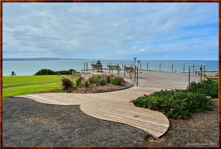 

Portland, Wade street
Whale Lookout
Walvissen worden pas over twee weken hier verwacht. 
Hier komen bultruggen, zuidkapers en soms een orka.
 .  -  15/41