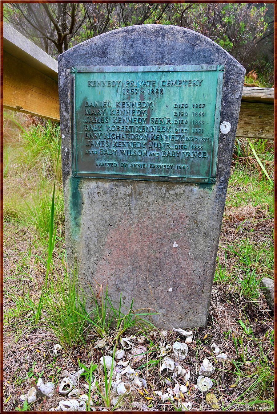 

Cape Bridgewater
Seal Colony Walk
Kennedy Private Cemetery 
Een oude begraafplaats uit de 19e eeuw. 
James Kennedy en zijn familie vestigden zich in 1842 aan de Kaap op Stony Hill.
Het monument werd in 1964 opgericht door een afstammeling van degenen die hier begraven liggen.  -  9/58