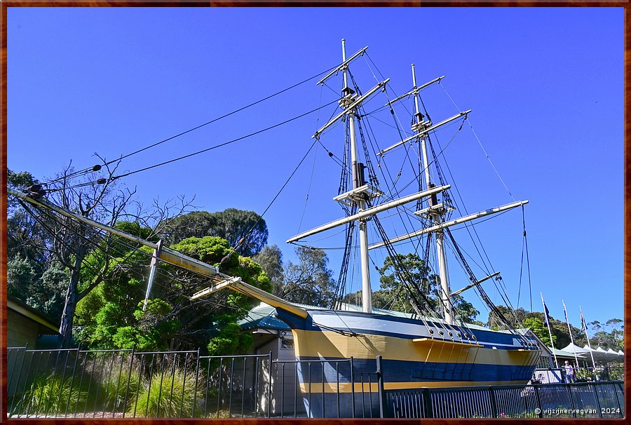 

Mount Gambier
'HMS Lady Nelson' replica
Het eerste schip dat de kust van South Australia verkende  -  1/30