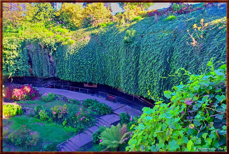 

Mount Gambier
Umpherston Sinkhole, The Sunken Garden
Het zinkgat ontstond op natuurlijke wijze toen het dak van de grot instortte  -  5/30