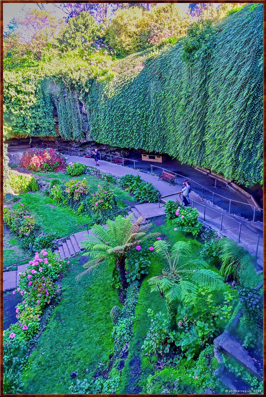 

Mount Gambier
Umpherston Sinkhole, The Sunken Garden
In 1886 maakte James Umpherston een tuin in het zinkgat  -  8/30