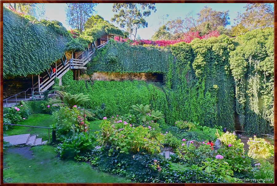 

Mount Gambier
Umpherston Sinkhole, The Sunken Garden
Maar het grondwaterpeil daalde en het meertje verdween  -  10/30