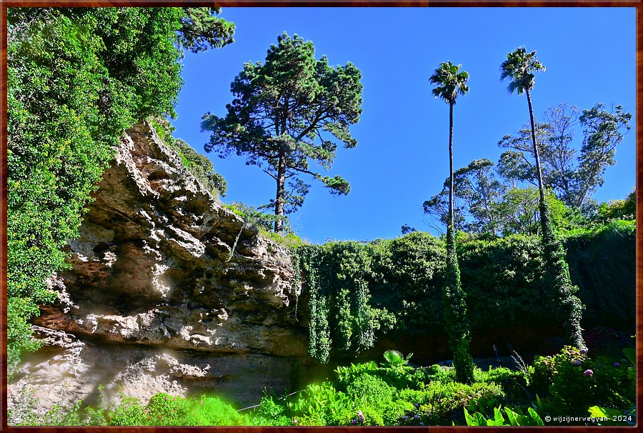 

Mount Gambier
Umpherston Sinkhole, The Sunken Garden
Na herhaalde pogingen werden de rozen vervangen door hortensia's. 
Die lusten possums niet!  -  15/30