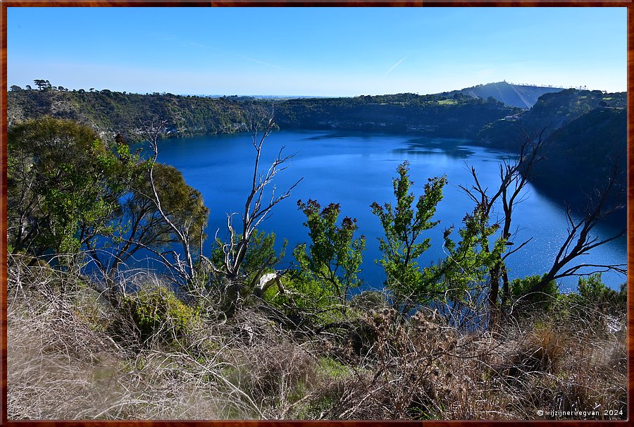 

Mount Gambier
Blue Lake
In de zomer kleurt het water helderblauw door verschillende natuurlijke processen
En net gisteren is de herfst begonnen!
Weg blauw!  -  24/30