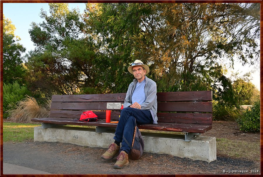 

Mount Gambier
Blue Lake
Koffiepauze op de Adrian de Bruin bank  -  26/30