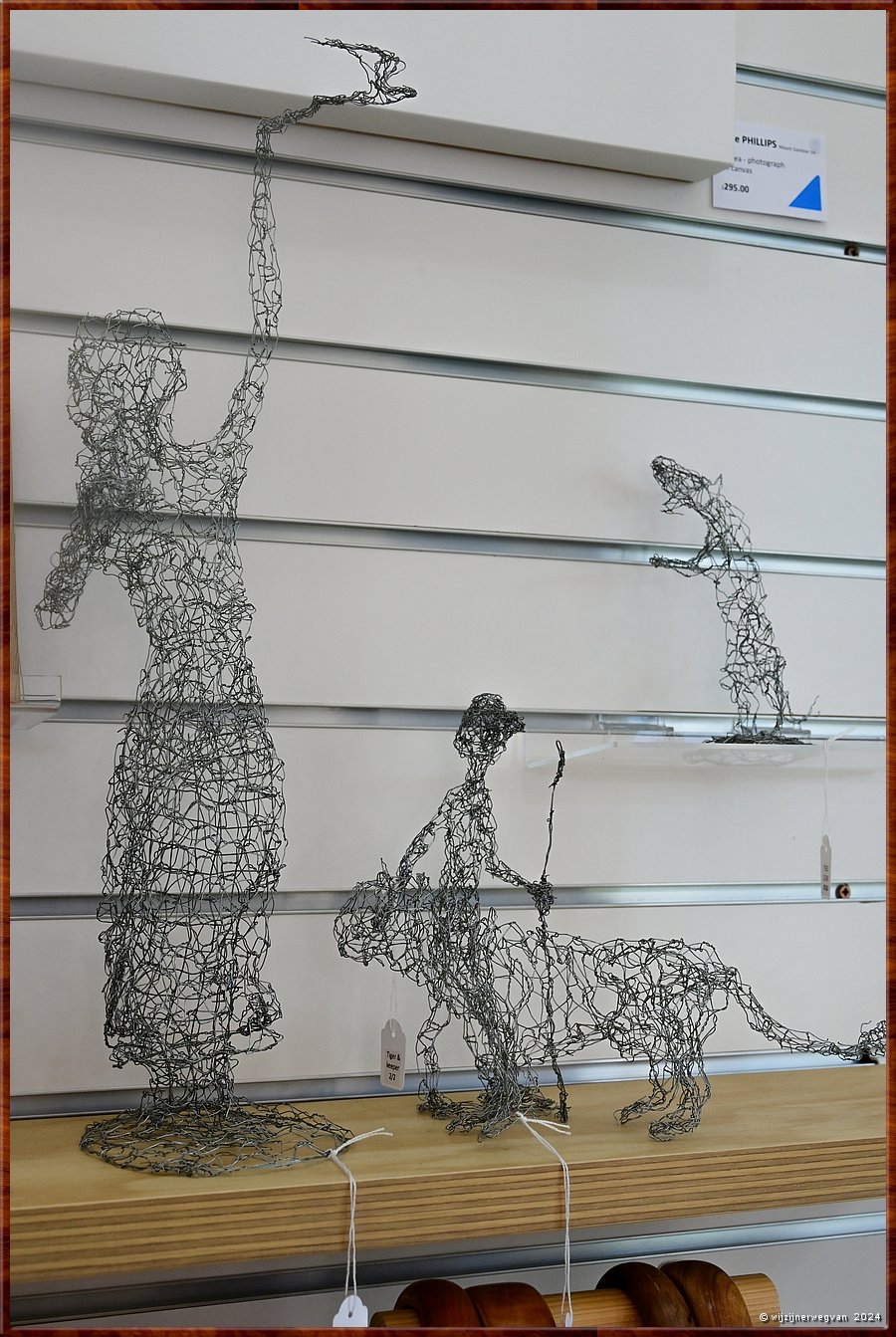 

Mount Gambier 
The Riddoch Arts & Cultural Centre
Museumwinkel
Rob McDonald, wire sculptures  -  13/25