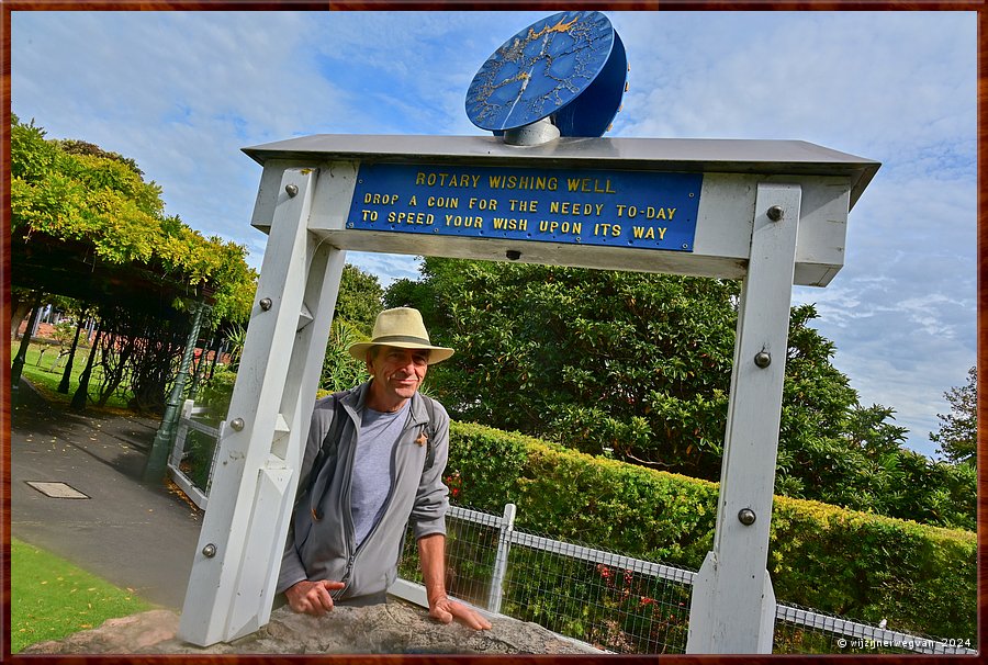 

Mount Gambier 
Cave Garden
Rotary Wishing Well 
Wensbron, moet wel eerst geld in ...  -  16/25