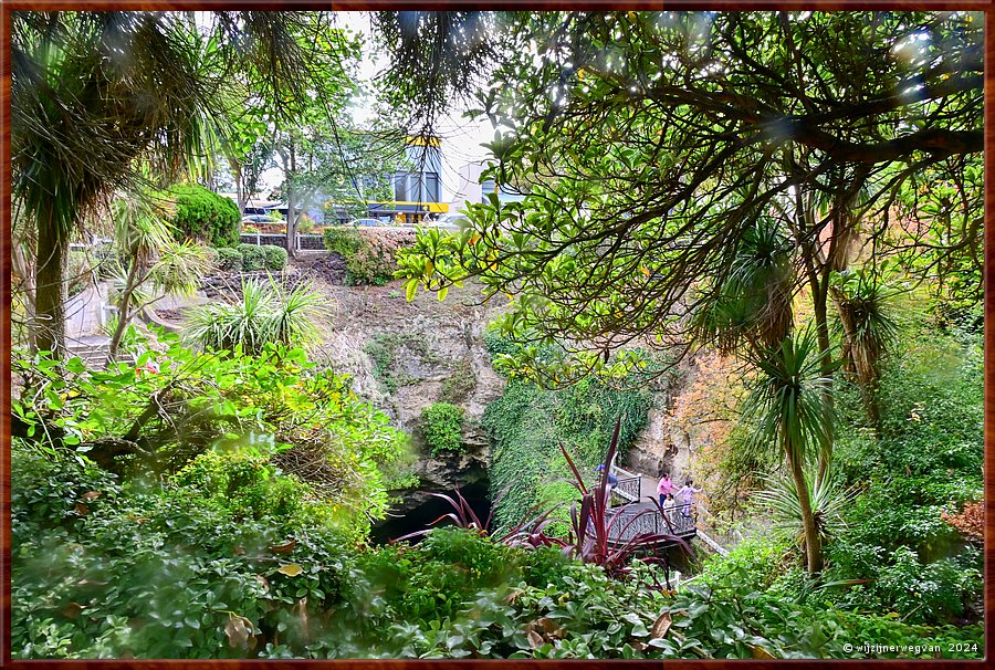 

Mount Gambier 
Cave Garden
Een zinkgat midden in het stadje  -  17/25