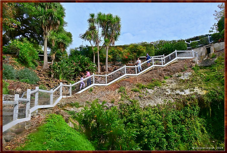 

Mount Gambier 
Cave Garden
We kunnen afdalen middels trappen  -  18/25