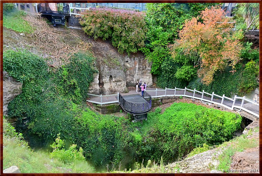 

Mount Gambier 
Cave Garden
Er zijn meerdere viewing platforms aangelegd  -  19/25