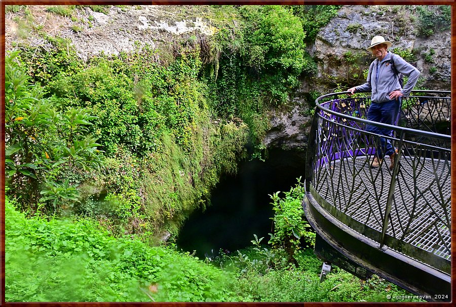 

Mount Gambier 
Cave Garden, Viewing platform
Als het regent, is er een waterval in de tuin  -  20/25