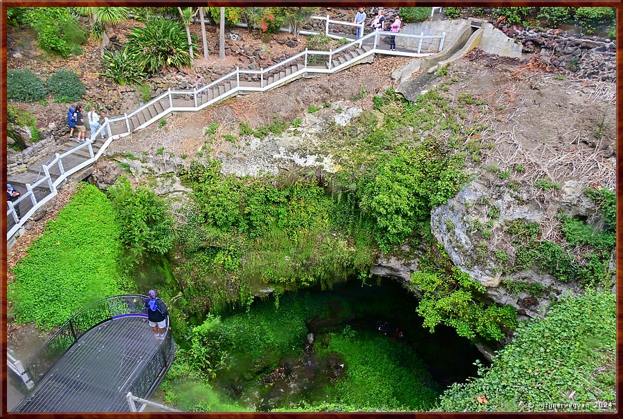 

Mount Gambier 
Cave Garden
Eens was dit de watervoorziening van het stadje  -  21/25