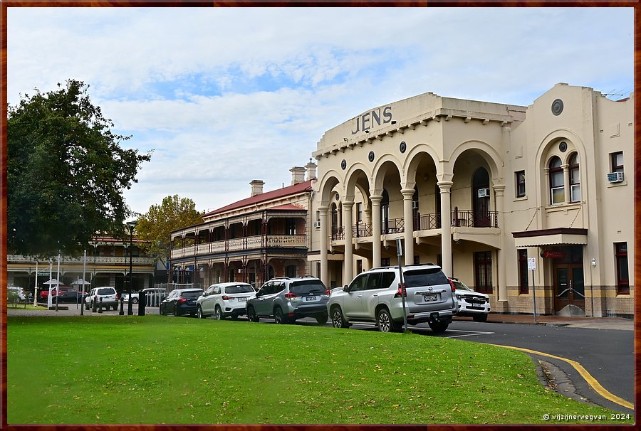 

Mount Gambier 
Jens Town Hall Hotel (1847)
Het eerste hotel van Mount Gambier  -  22/25