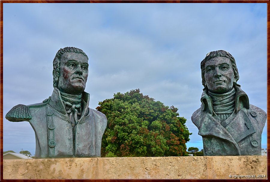 

Robe, Lake Butler Marina
Matthew Flinders & Nicolas Baudin, Patricia Moseley
Een Engelse kapitein en een Franse luitenant, ontdekkingsreizigers van twee landen in oorlog, 
ontmoeten elkaar in 1802 in het latere Encounter Bay. 
In plaats van te vechten gingen ze samen ontbijten!  -  21/30