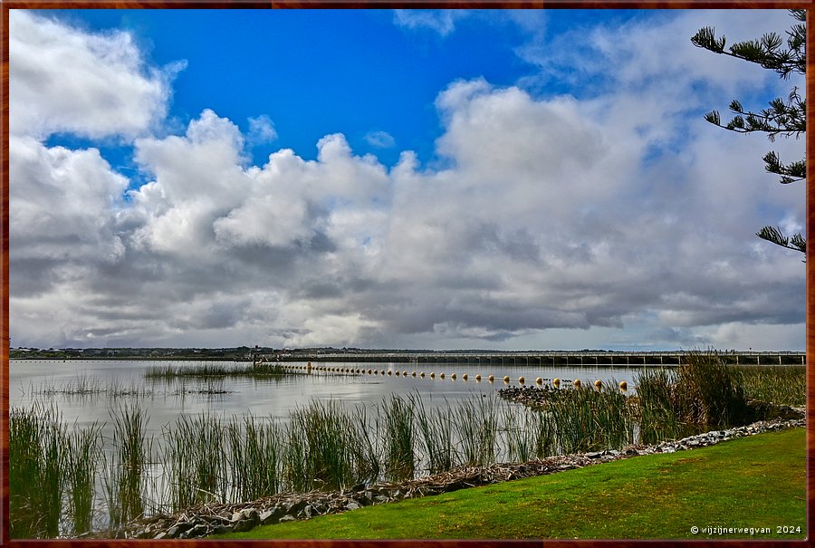 

Goolw
Goolwa Barrage  -  10/41