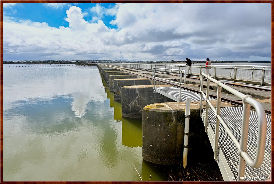 

Goolwa
Goolwa Barrage (1940)
De eerste van een reeks van vijf stuwdammen in deze rivier  -  12/41