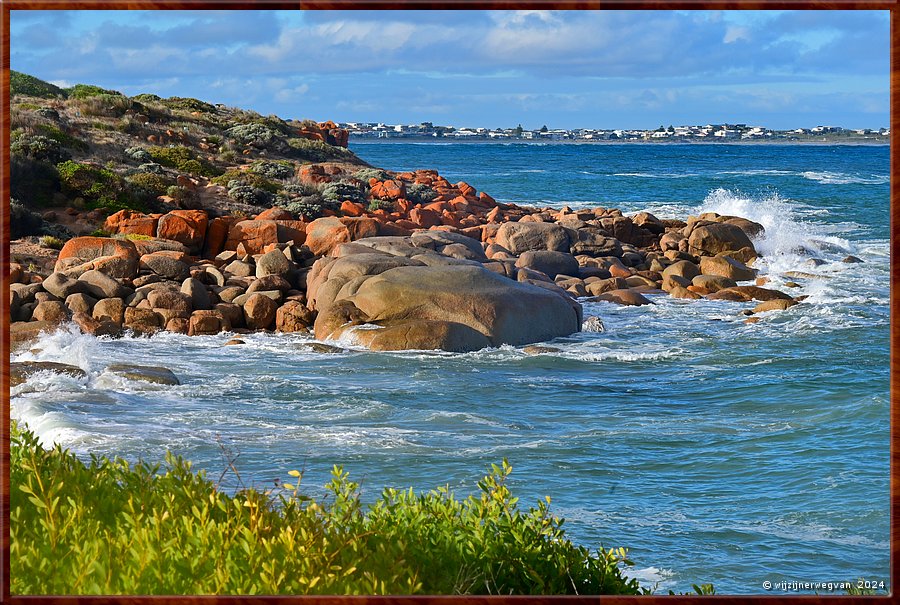 

Port Elliot
Crockery Bay
De baai dankt zijn naam aan de aangespoelde kisten 
met serviesgoed (crockery) van de gezonken Athol in 1864  -  39/41