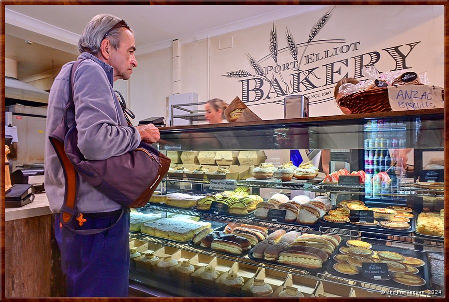 

Port Elliot
North Terrace
Port Elliot Bakery
In South Australia rijden velen een uur om gebak te halen bij de befaamde Port Elliot Bakery. 
Er zijn zelfs wachtrijen uitgezet, links naar binnen, rechts naar buiten, 
om de klandizie in goede banen te leiden.  -  3/44