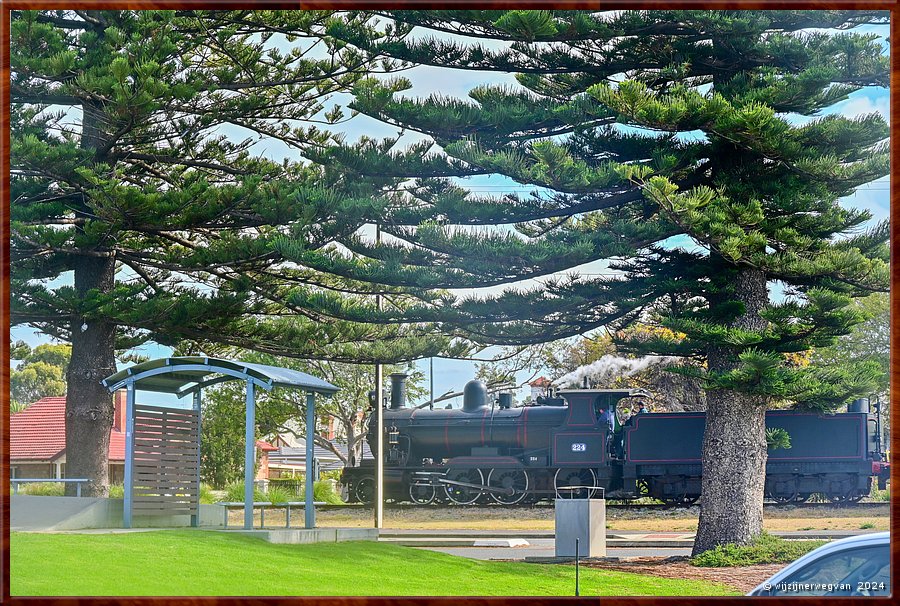 

Victor Harbor
The Cockle Train (1854)
De stoomfluit horen we al van verre. 
Tuffend langs de kust tussen Victor Harbor en Goolwa.  -  5/44