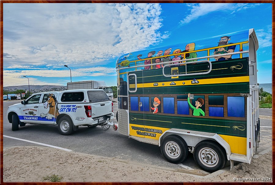 

Victor Harbor
Parkeerplaats 
De paarden worden van en naar het werk gereden door de straatjes van Victor Harbor  -  9/44