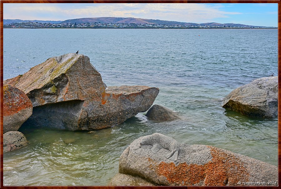 

Victor Harbor
Granite Island, Kaiki Trail
'The Sealion', Sylvio Apponyi (1993)  -  21/44