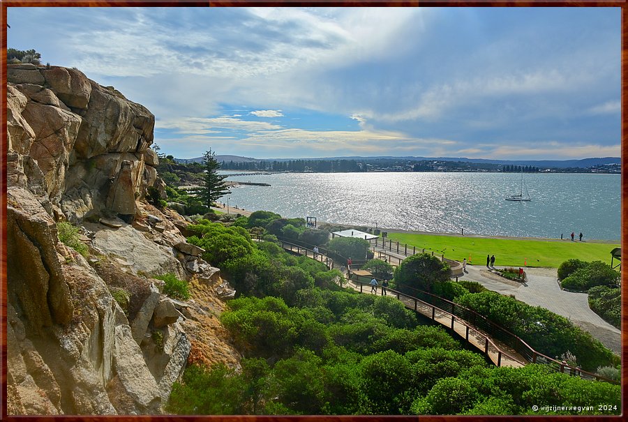 

Victor Harbor
Granite Island, Kaiki Trail
Zicht op paardentramstation en vasteland  -  29/44