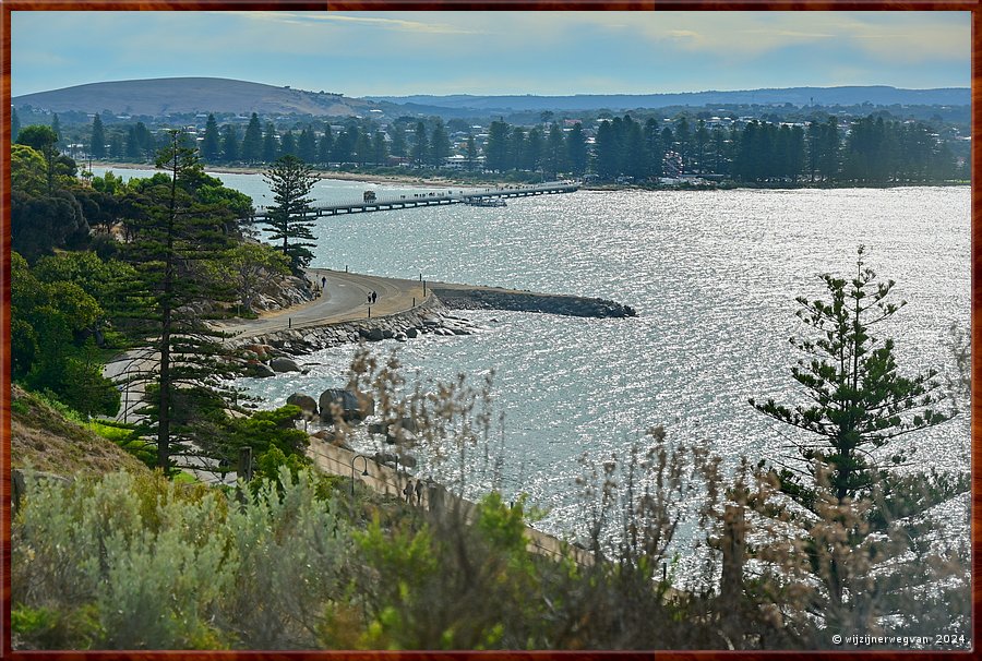 

Victor Harbor
Granite Island, Kaiki Trail
Ook de walvis is bedreigd. Walvisjacht in de 18e en 19e eeuw 
reduceerde de Southern Right Whale van 15.000 dieren naar 300.  -  30/44