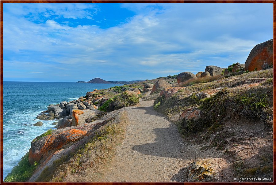 

Victor Harbor
Granite Island, Kaiki Trail
Korstmossen zijn een samenwerkingsverband tussen algen en schimmels  -  31/44