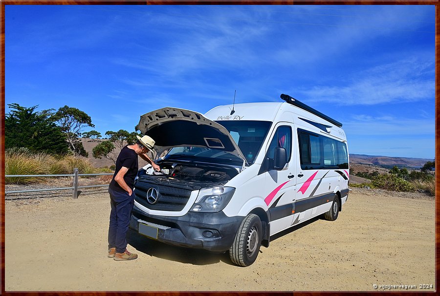 

Normanville
Carrickalinga Lookout
Wat nou, check cooling fluid ...  -  8/21