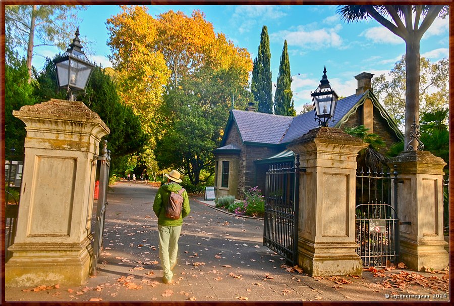 

Adelaide
Botanic Garden
Friends' Gate
En van de zeven ingangen naar de tuinen  -  23/50