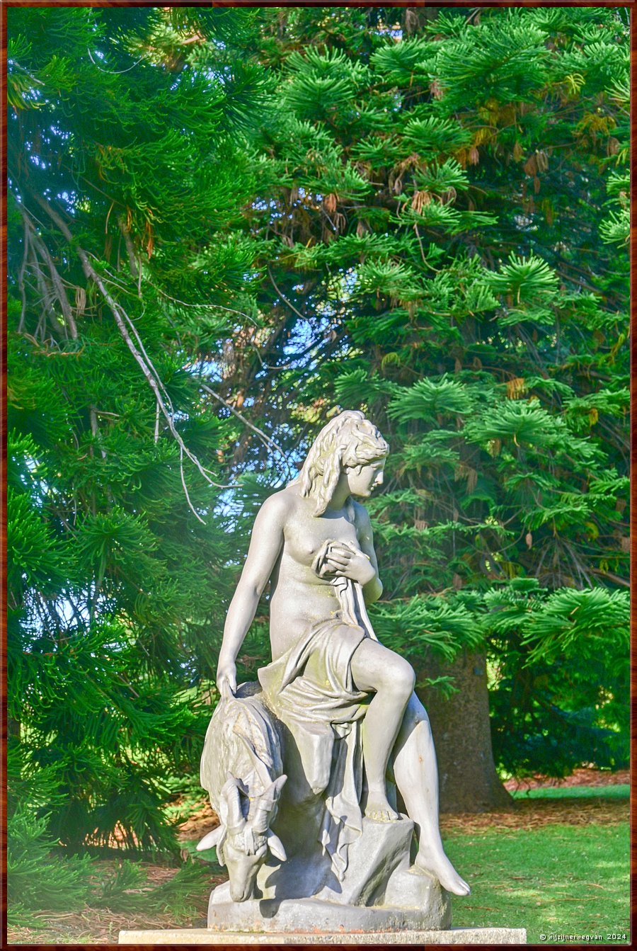 

Adelaide
Botanic Garden
'Amalthea and Jupiter's goat', Pierre Julien (1804)
Een 19-eeuwse gietijzeren replica van een marmeren origineel 
van Pierre Julien dat zich bevindt in Parijs, Louvre.  -  29/50