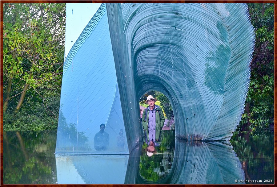 

Adelaide
Botanic Garden
'Cascade', Sergio Redegalli  -  40/50