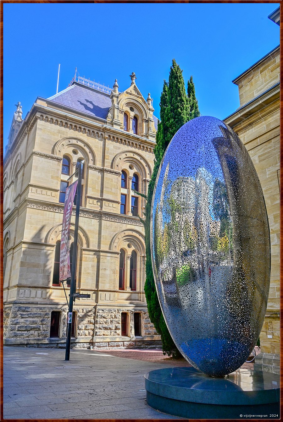 

Adelaide
North Terrace
'The life of stars', Lindy Lee (2018)  -  8/90