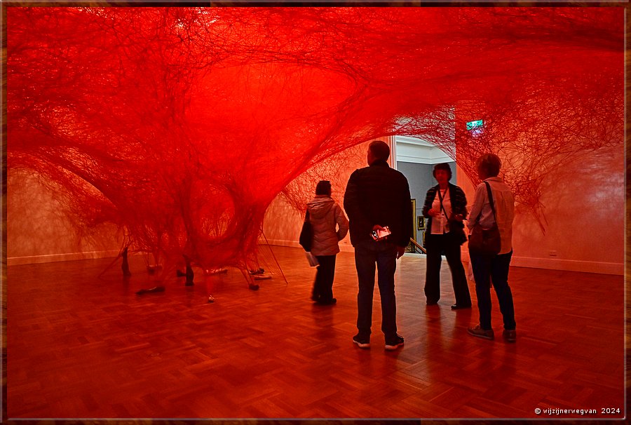 

Adelaide
Art Gallery of South Australia
'Absence embodied, Chiharu Shiota (2018)
Onze gids vertelt  -  9/90