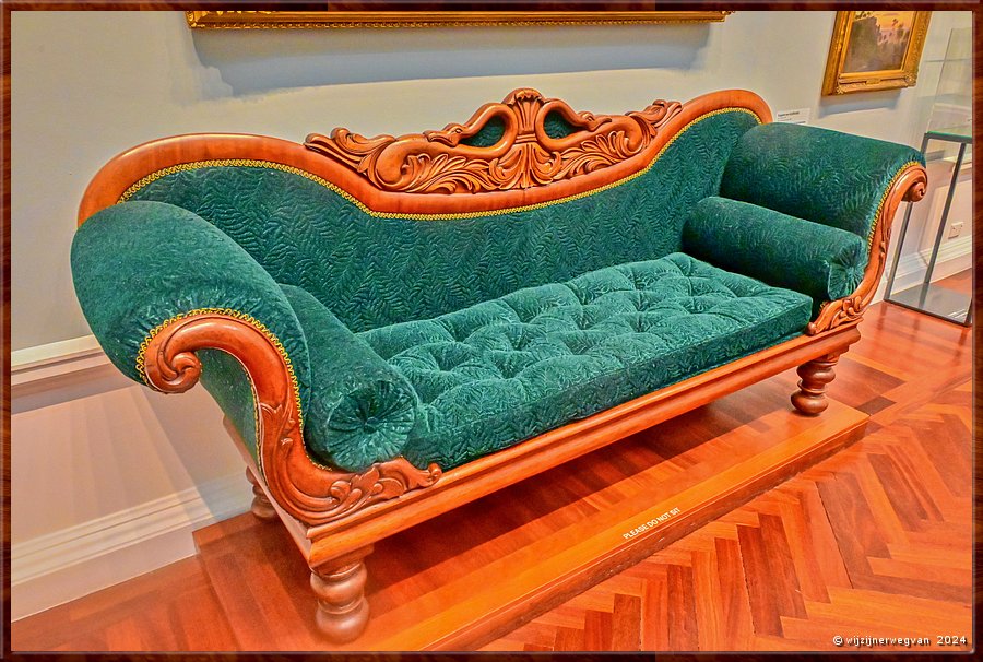 

Adelaide
Art Gallery of South Australia
Sofa, Hill & Son (ca 1850)
Gemaakt van Red Cedar (reuzenlevensboom)  -  15/90