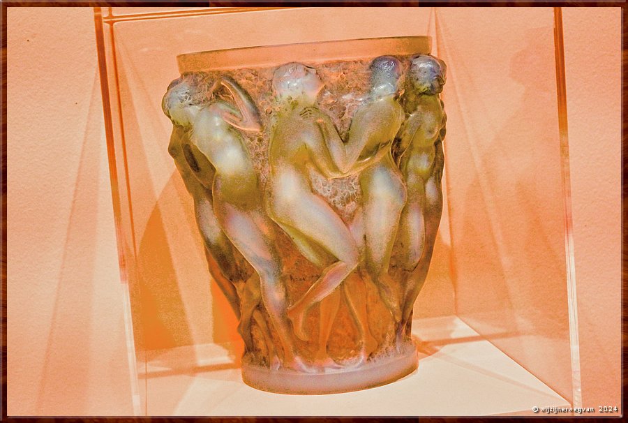 

Adelaide
Art Gallery of South Australia
Bacchantes vase, Ren Lalique (1927)
Nimfen vergezellen Dionysos, de god van de wijn  -  49/90