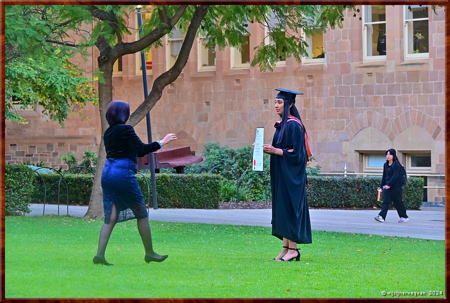 

Adelaide 
Univeresity of Adelaide
Graduation Ceremonies
De vierkante hoed moet waterpas worden gedragen, 
niet naar achteren of opzij gekanteld! 
De rand moet zich n cm boven de wenkbrauw bevinden. 
Kwastjes altijd over rechterslaap dragen tot einde ceremonie, 
dan verplaatsen naar links!  -  82/90