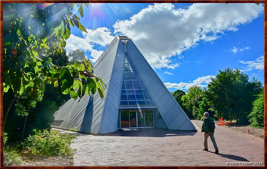 

Adelaide
Botanic Garden
Bicentennial Conservatory
Hier binnen gaan we door het tropisch regenwoud lopen  -  20/71