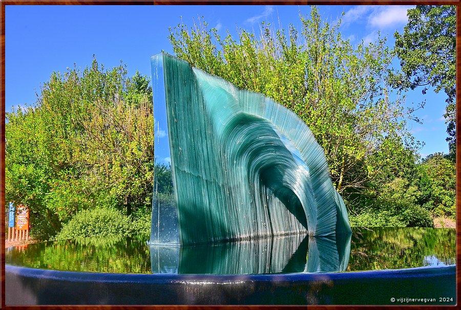 

Adelaide
Botanic Garden
'Cascade', Sergio Redegalli  -  27/71