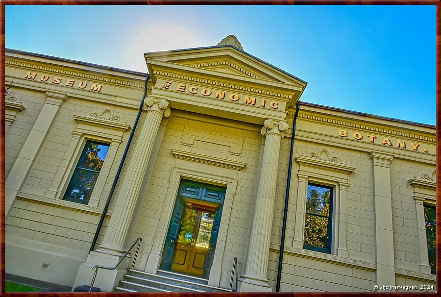 

Adelaide
Botanic Garden
Santos Museum of Economic Botany (1881)
Het laatste museum in zijn soort, zo wordt ons verteld, met een vaste collectie 
over het praktische, medicinale en economische gebruik van planten.  -  28/71