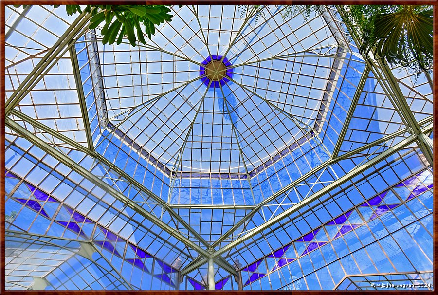 

Adelaide
Botanic Garden
Palm House
De elegante Victoriaanse kas werd in 1875 als bouwpakket 
vanuit Bremen verzonden en hier geassembleerd.
Het is het enige resterende exemplaar ter wereld.  -  39/71